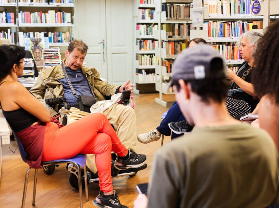 Aula do curso "Cora Coralina: o poder da solitude" com Mauri Paroni. (25/11/2025). | Foto: Clara Silva.