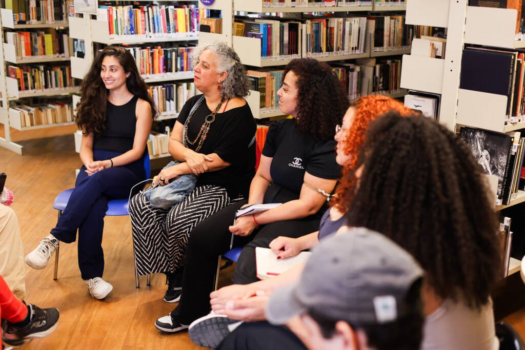 Aula do curso "Cora Coralina: o poder da solitude" com Mauri Paroni. (25/11/2025). | Foto: Clara Silva.