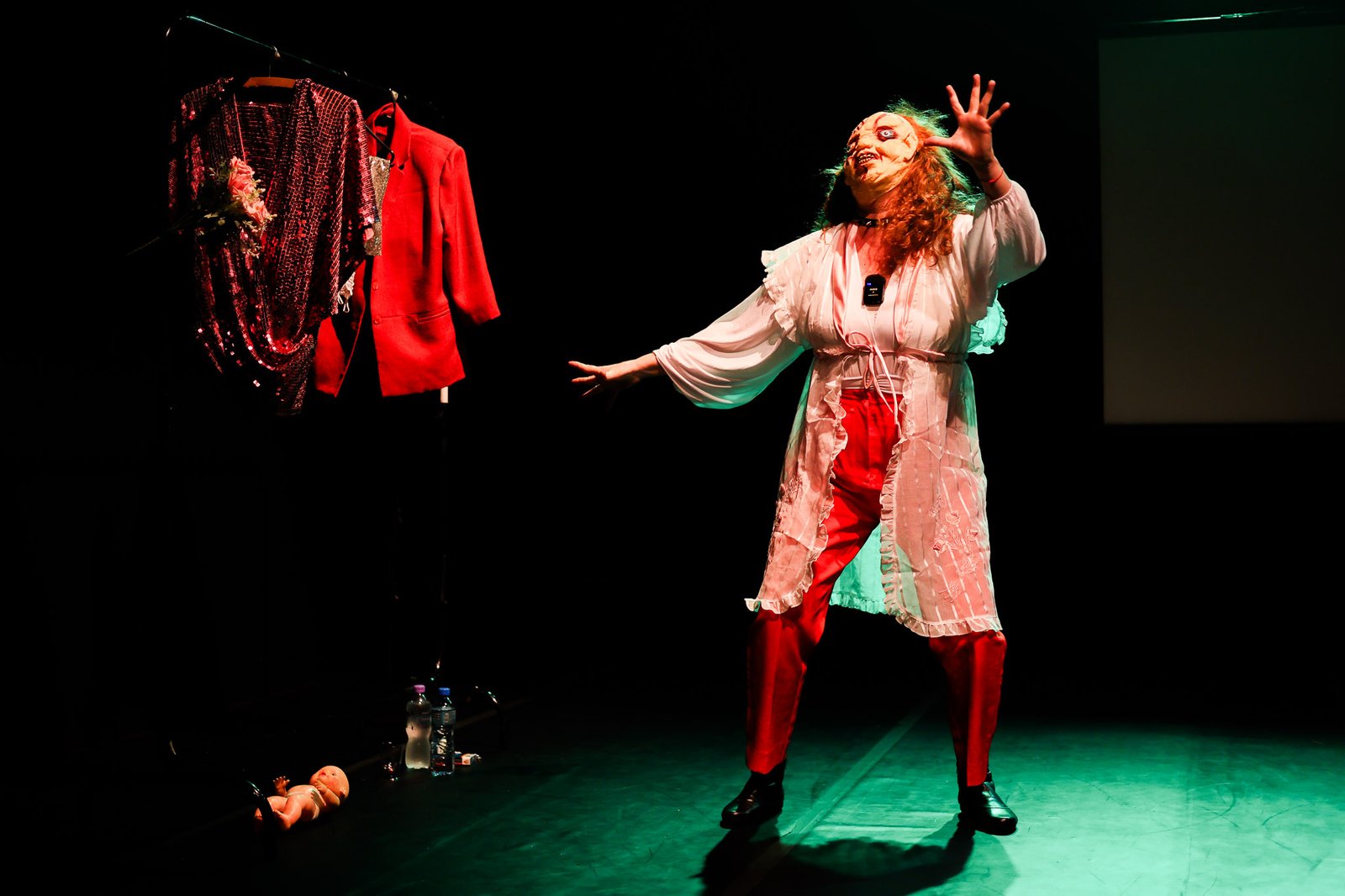 Espetáculo "Dedo Podre" da Cia Agrupamento Andar 7, na sede Roosevelt da SP Escola de Teatro. (28/10/2025). | Foto: Clara Silva