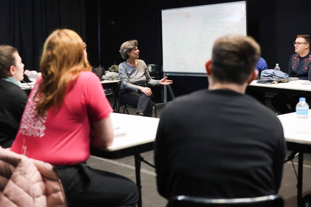 Aula do curso "Dramaturgias Abertas" com Cynthia Gusmão, na sede Roosevelt da SP Escola de Teatro. (20/10/2025). | Foto: Clara Silva