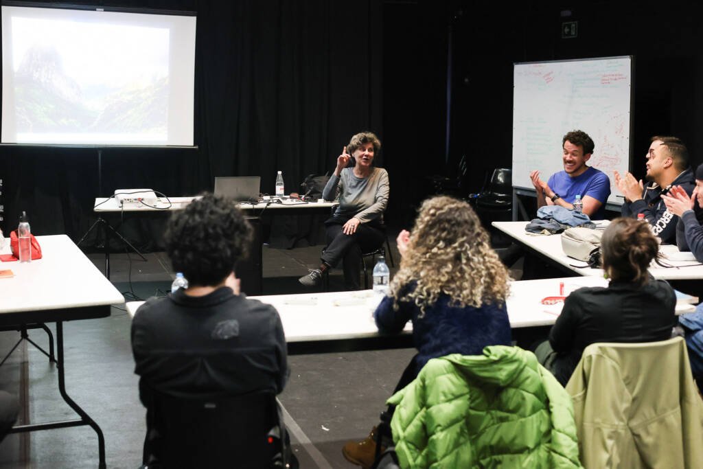 Aula do curso "Dramaturgias Abertas" com Cynthia Gusmão, na sede Roosevelt da SP Escola de Teatro. (20/10/2025). | Foto: Clara Silva