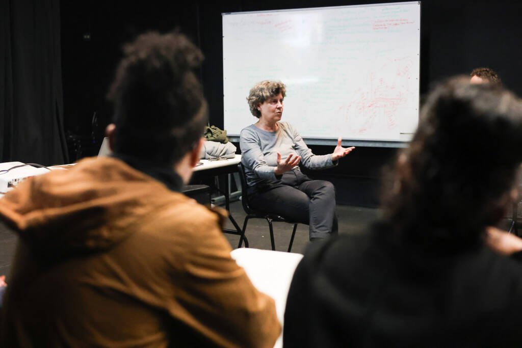 Aula do curso "Dramaturgias Abertas" com Cynthia Gusmão, na sede Roosevelt da SP Escola de Teatro. (20/10/2025). | Foto: Clara Silva