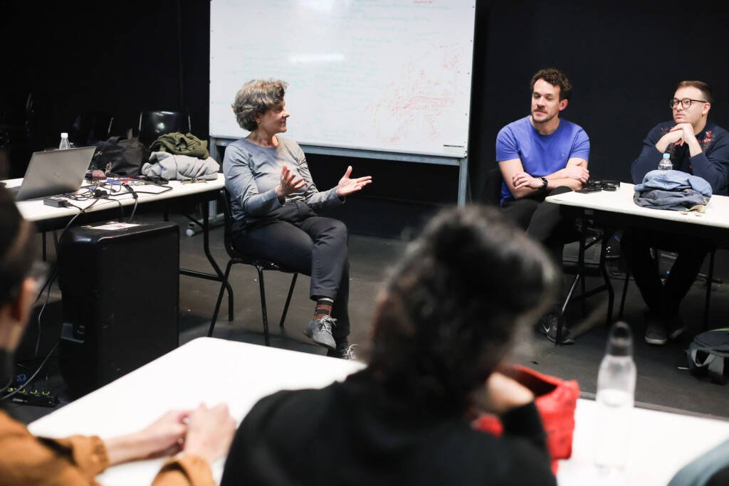 Aula do curso "Dramaturgias Abertas" com Cynthia Gusmão, na sede Roosevelt da SP Escola de Teatro. (20/10/2025). | Foto: Clara Silva