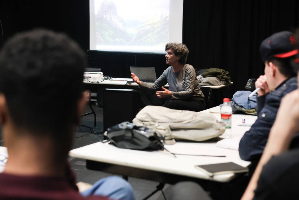 Aula do curso "Dramaturgias Abertas" com Cynthia Gusmão, na sede Roosevelt da SP Escola de Teatro. (20/10/2025). | Foto: Clara Silva
