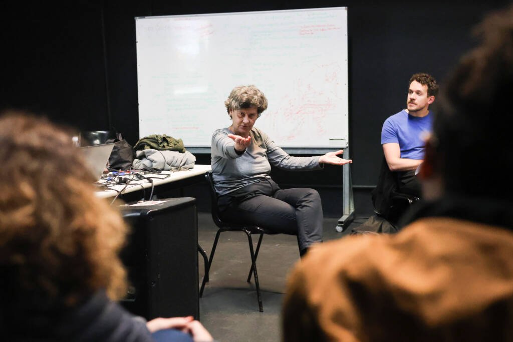 Aula do curso "Dramaturgias Abertas" com Cynthia Gusmão, na sede Roosevelt da SP Escola de Teatro. (20/10/2025). | Foto: Clara Silva