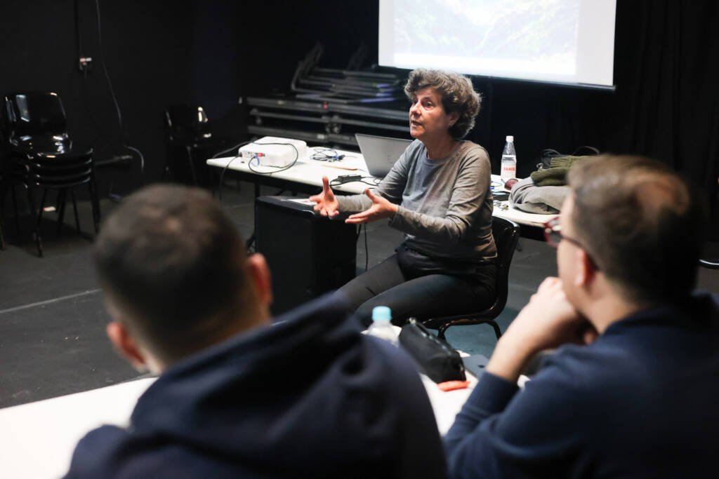 Aula do curso "Dramaturgias Abertas" com Cynthia Gusmão, na sede Roosevelt da SP Escola de Teatro. (20/10/2025). | Foto: Clara Silva