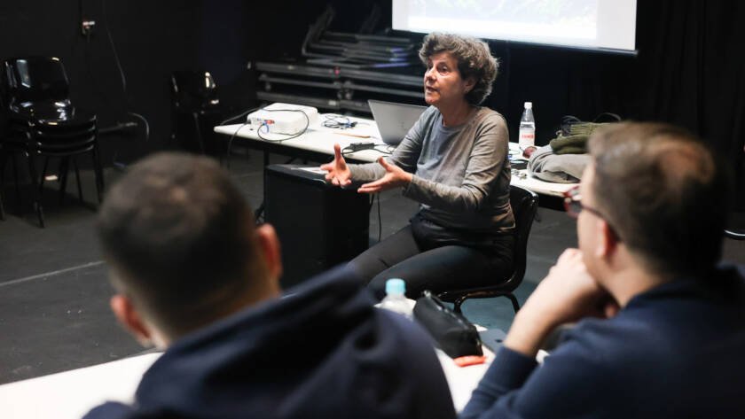 Aula do curso "Dramaturgias Abertas" com Cynthia Gusmão, na sede Roosevelt da SP Escola de Teatro. (20/10/2025). | Foto: Clara Silva