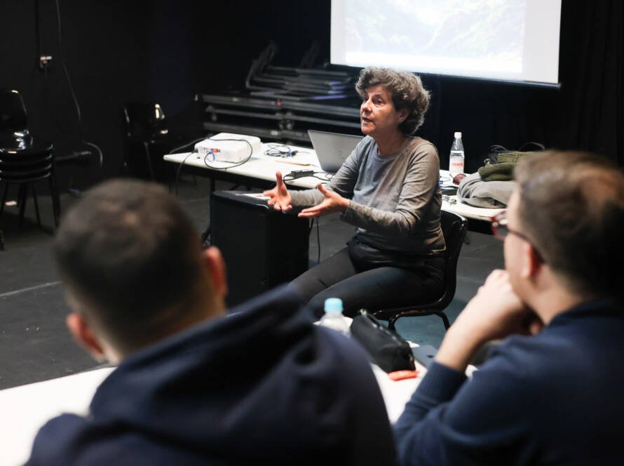 Aula do curso "Dramaturgias Abertas" com Cynthia Gusmão, na sede Roosevelt da SP Escola de Teatro. (20/10/2025). | Foto: Clara Silva