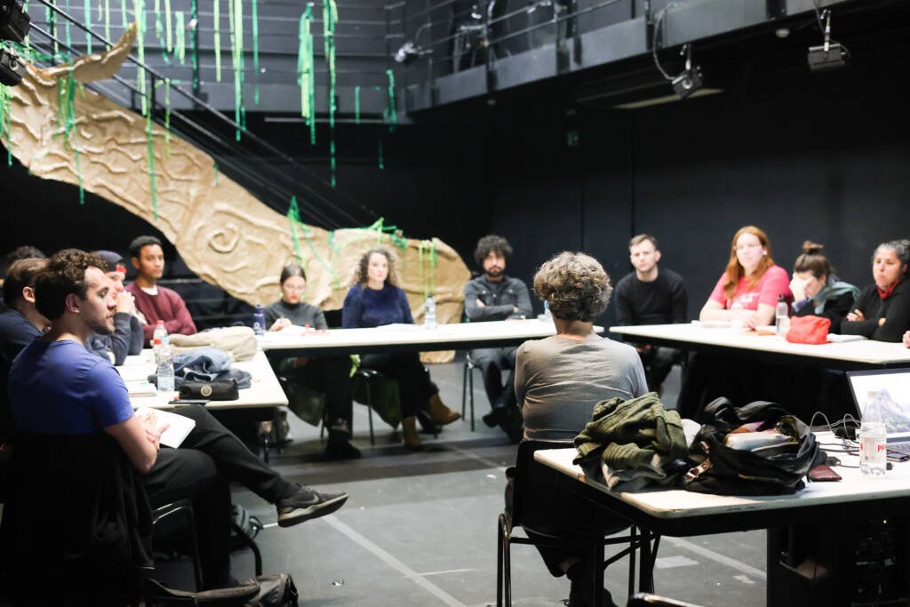 Aula do curso "Dramaturgias Abertas" com Cynthia Gusmão, na sede Roosevelt da SP Escola de Teatro. (20/10/2025). | Foto: Clara Silva