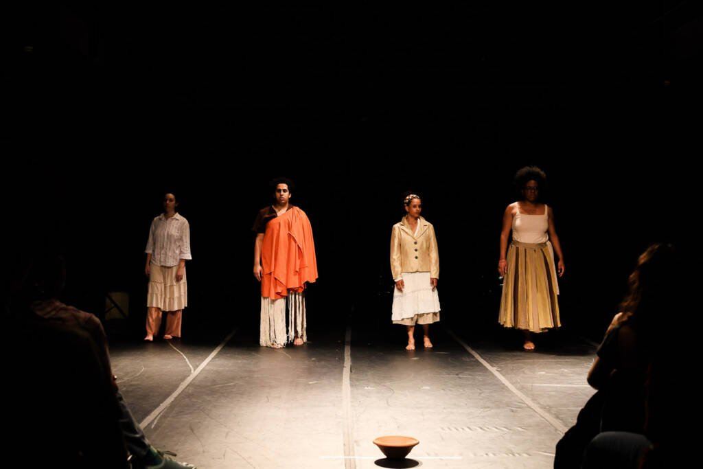 Apresentação de "Encanteiras" da ELT (Escola Livre de Teatro de Santo André), na SP Escola de Teatro. (18/11/2025) | Foto: Clara Silva