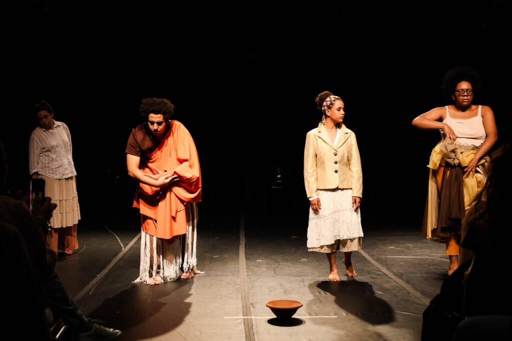 Apresentação de "Encanteiras" da ELT (Escola Livre de Teatro de Santo André), na SP Escola de Teatro. (18/11/2025) | Foto: Clara Silva