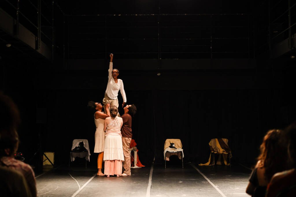 Apresentação de "Encanteiras" da ELT (Escola Livre de Teatro de Santo André), na SP Escola de Teatro. (18/11/2025) | Foto: Clara Silva