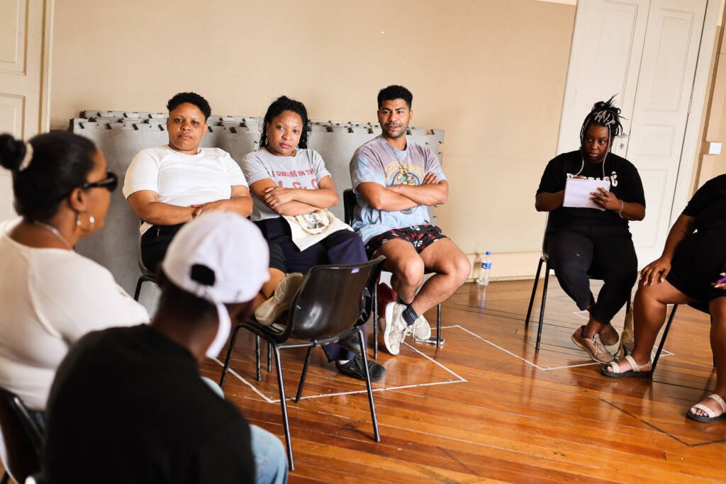 Grupo Pretagô em encontro com Tatá Mendonça durante o OcupaLab, na sede Brás da SP Escola de Teatro. (18/11/2025). | Foto: Clara Silva.