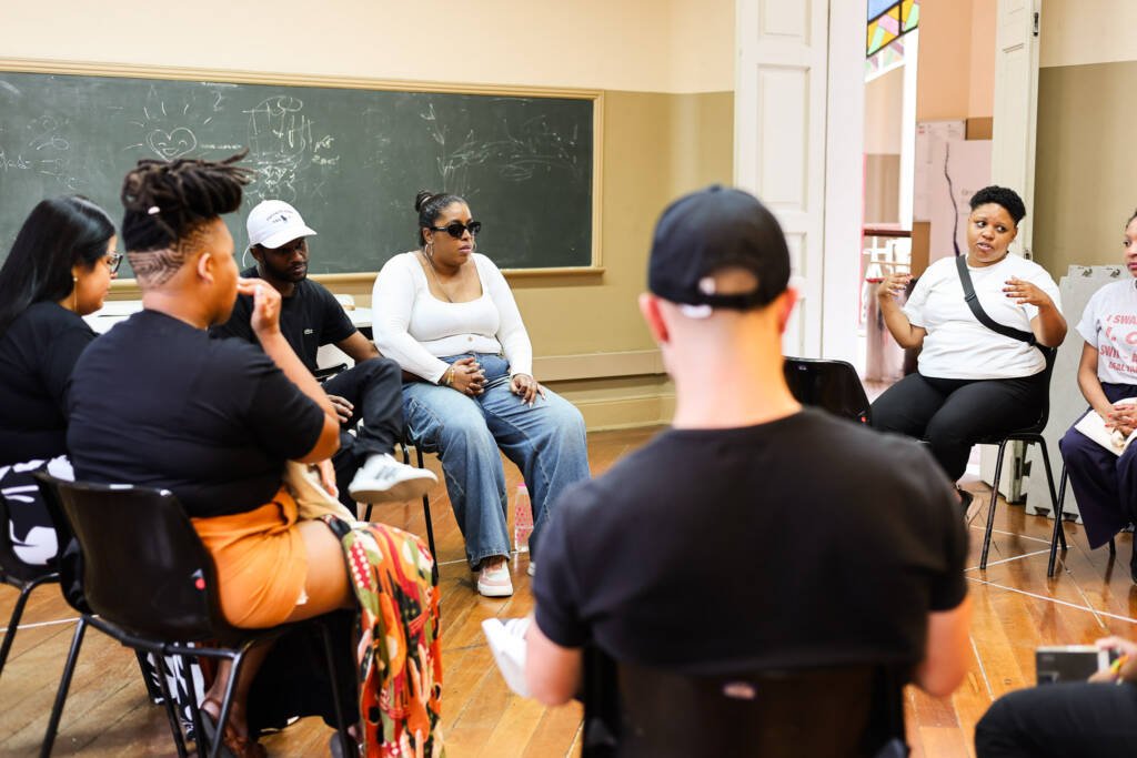 Grupo Pretagô em encontro com Tatá Mendonça durante o OcupaLab, na sede Brás da SP Escola de Teatro. (18/11/2025). | Foto: Clara Silva.
