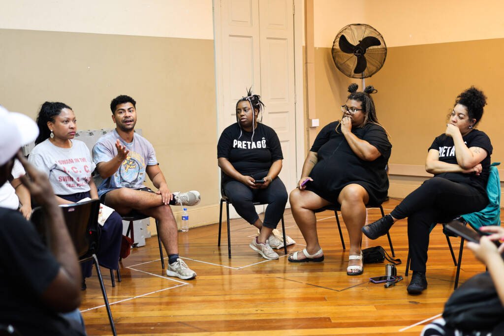 Grupo Pretagô em encontro com Tatá Mendonça durante o OcupaLab, na sede Brás da SP Escola de Teatro. (18/11/2025). | Foto: Clara Silva.