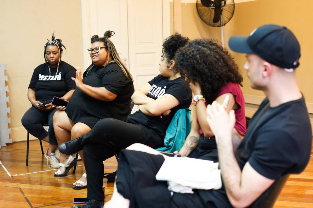 Grupo Pretagô em encontro com Tatá Mendonça durante o OcupaLab, na sede Brás da SP Escola de Teatro. (18/11/2025). | Foto: Clara Silva.