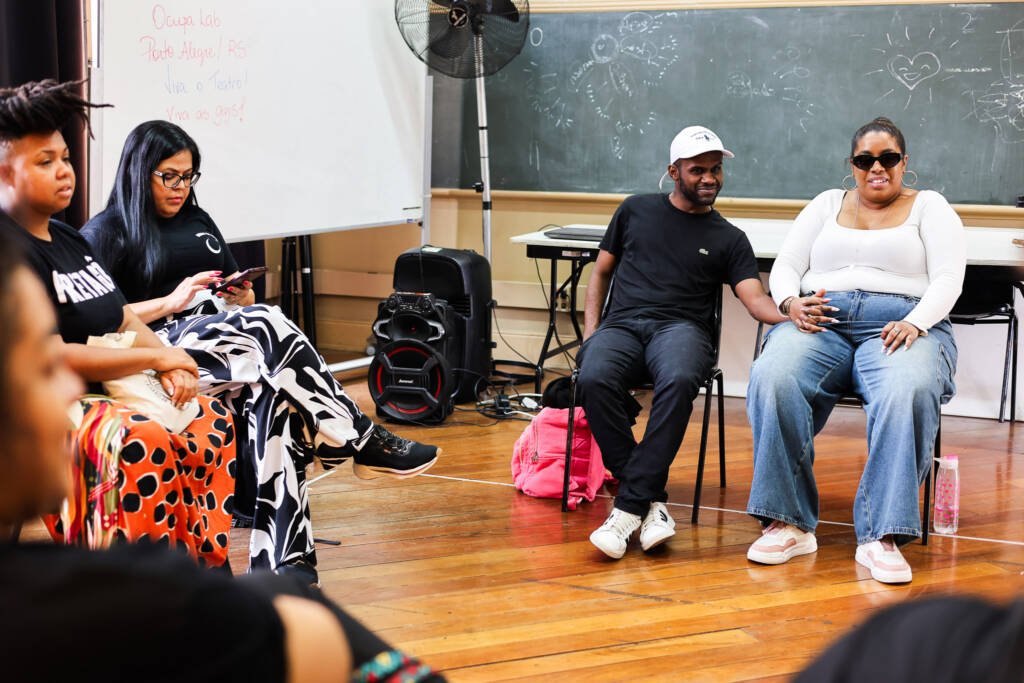 Grupo Pretagô em encontro com Tatá Mendonça durante o OcupaLab, na sede Brás da SP Escola de Teatro. (18/11/2025). | Foto: Clara Silva.
