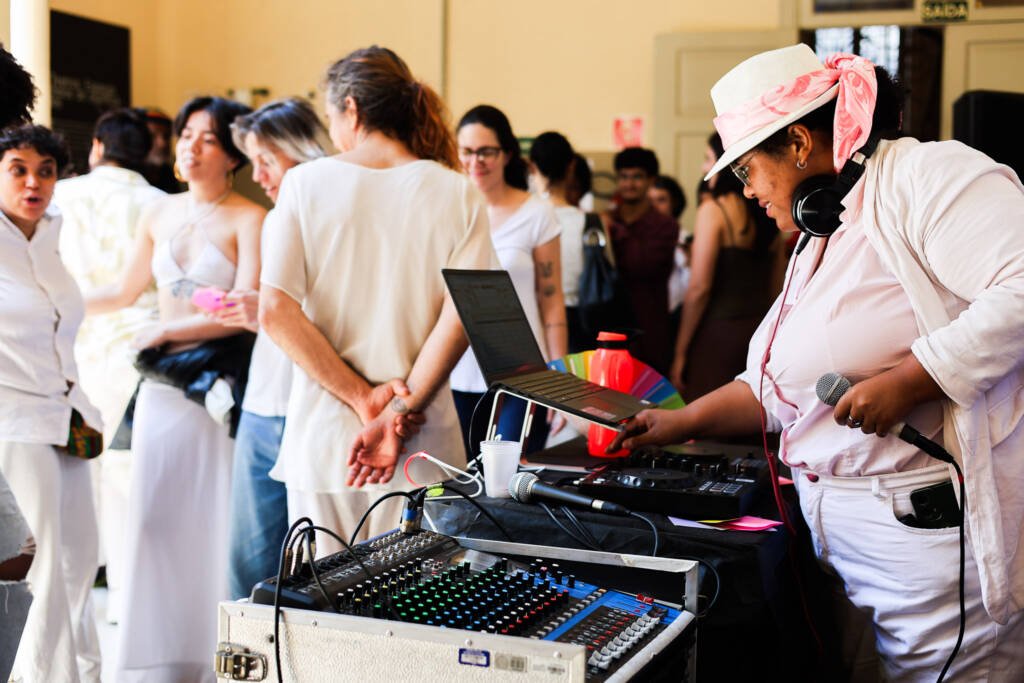 Dj Carol Brazook na Festa do Saci, unidade Brás da SP Escola de Teatro. (07/11/2025). | Foto: Clara Silva
