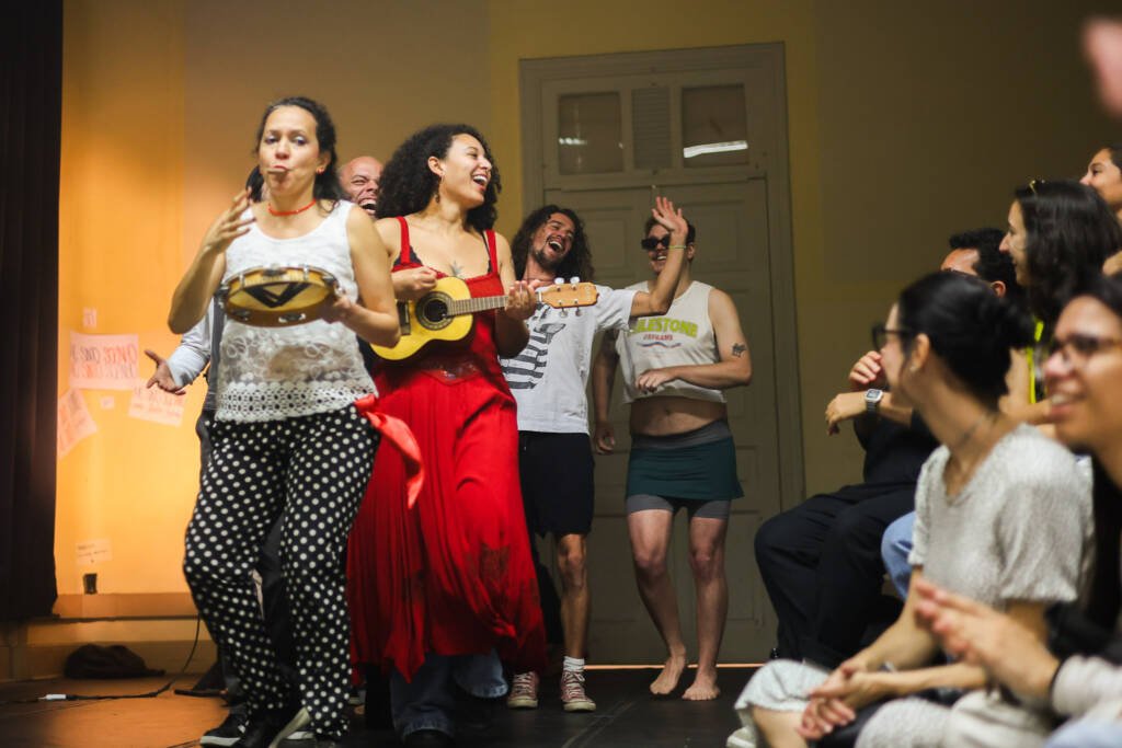 Apresentação "A Feijoada" dos estudantes do curso regular de Humor na Festa do Saci, unidade Brás da SP Escola de Teatro. (07/11/2025). | Foto: Clara Silva