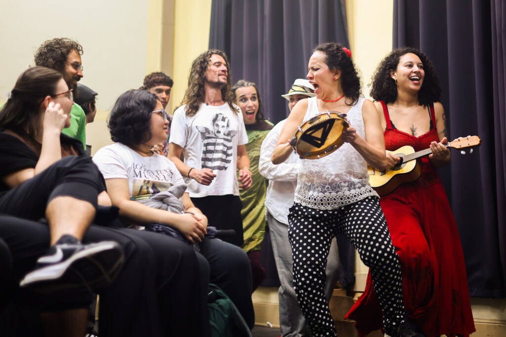 Apresentação "A Feijoada" dos estudantes do curso regular de Humor na Festa do Saci, unidade Brás da SP Escola de Teatro. (07/11/2025). | Foto: Clara Silva