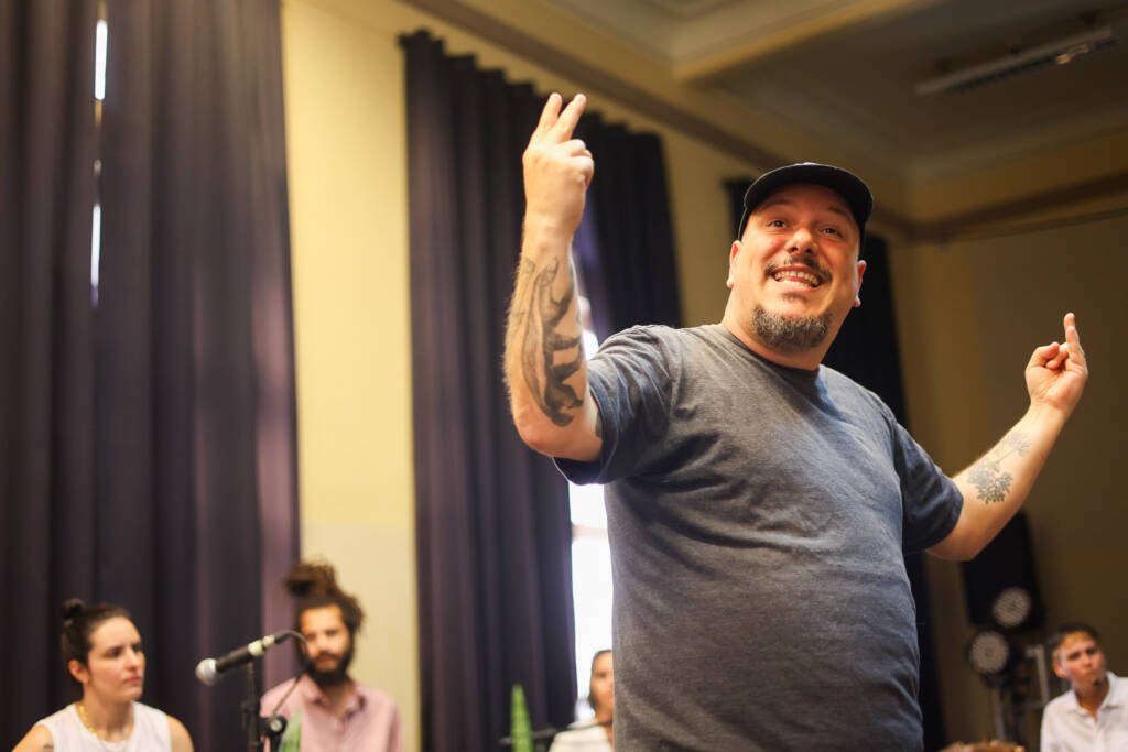 "Precursão com Sinais" apresentação dos estudantes do curso regular de Sonoplastia com Gui Pelucci na Festa do Saci, unidade Brás da SP Escola de Teatro. (07/11/2025). | Foto: Clara Silva