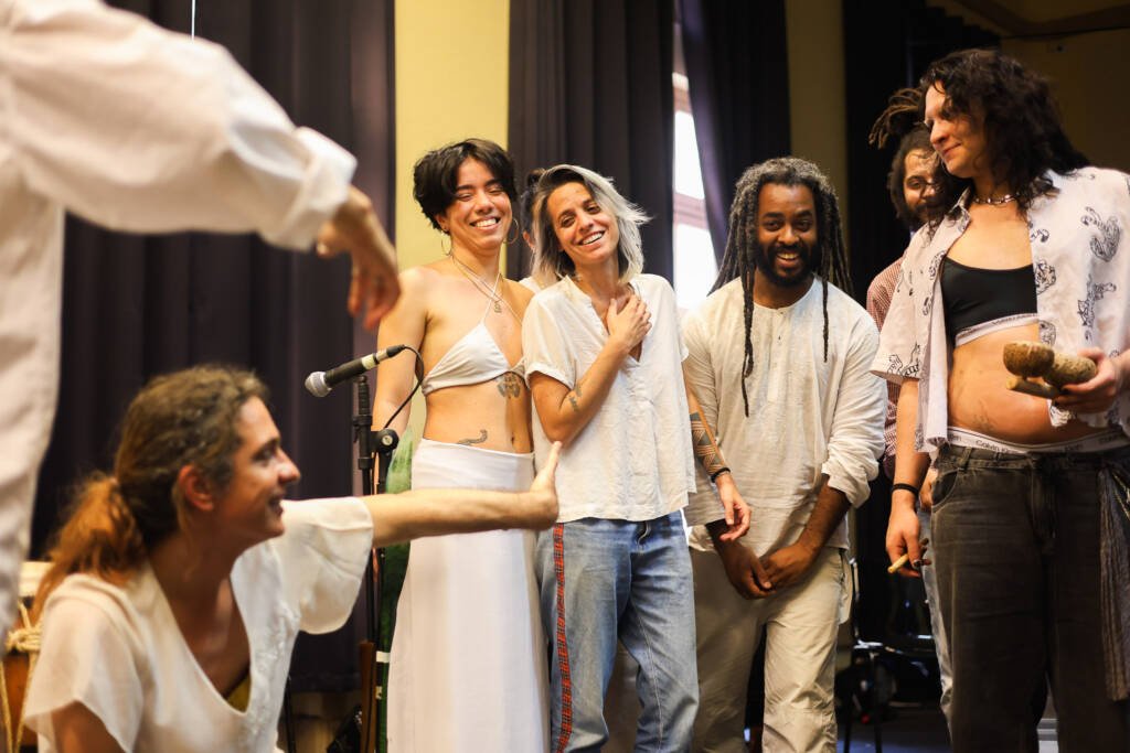 "Precursão com Sinais" apresentação dos estudantes do curso regular de Sonoplastia com Gui Pelucci na Festa do Saci, unidade Brás da SP Escola de Teatro. (07/11/2025). | Foto: Clara Silva