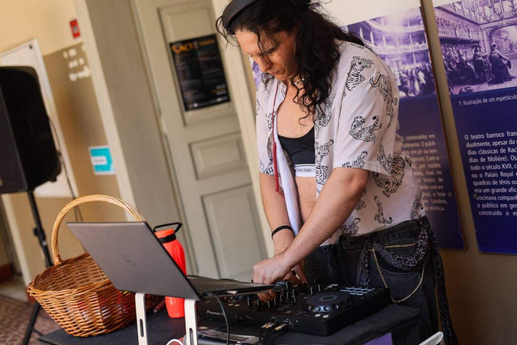 DJ Bixystranha na Festa do Saci, unidade Brás da SP Escola de Teatro. (07/11/2025). | Foto: Clara Silva