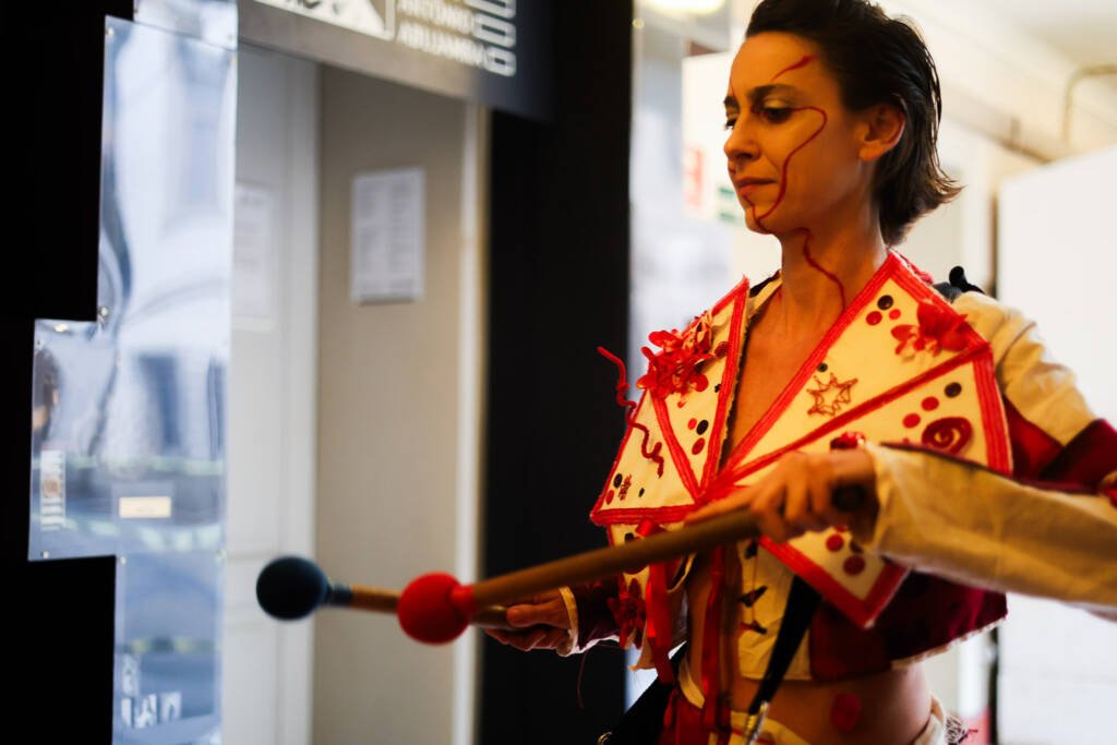 Itinerâncias Performáticas e Bailão da Iluminação na Festa do Saci, unidade Brás da SP Escola de Teatro. (07/11/2025). | Foto: Clara Silva