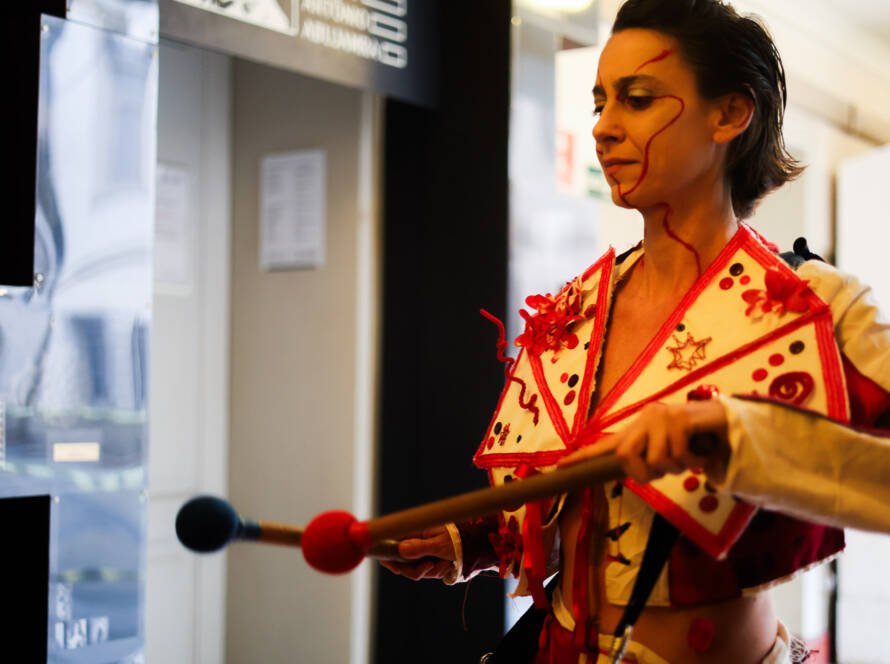 Itinerâncias Performáticas e Bailão da Iluminação na Festa do Saci, unidade Brás da SP Escola de Teatro. (07/11/2025). | Foto: Clara Silva