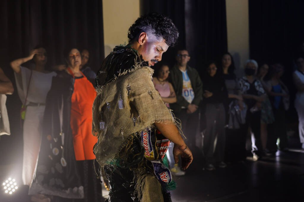 Itinerâncias Performáticas e Bailão da Iluminação na Festa do Saci, unidade Brás da SP Escola de Teatro. (07/11/2025). | Foto: Clara Silva