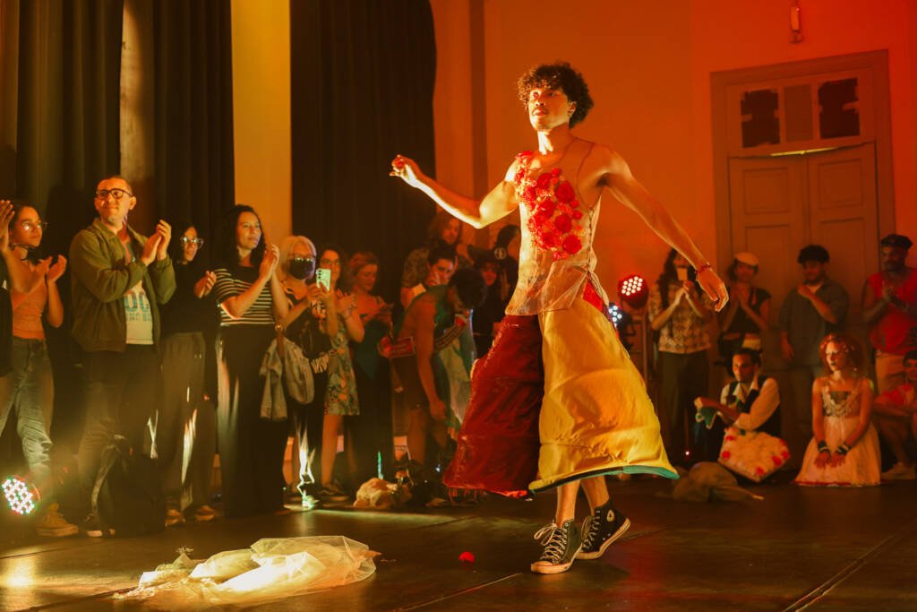 Itinerâncias Performáticas e Bailão da Iluminação na Festa do Saci, unidade Brás da SP Escola de Teatro. (07/11/2025). | Foto: Clara Silva