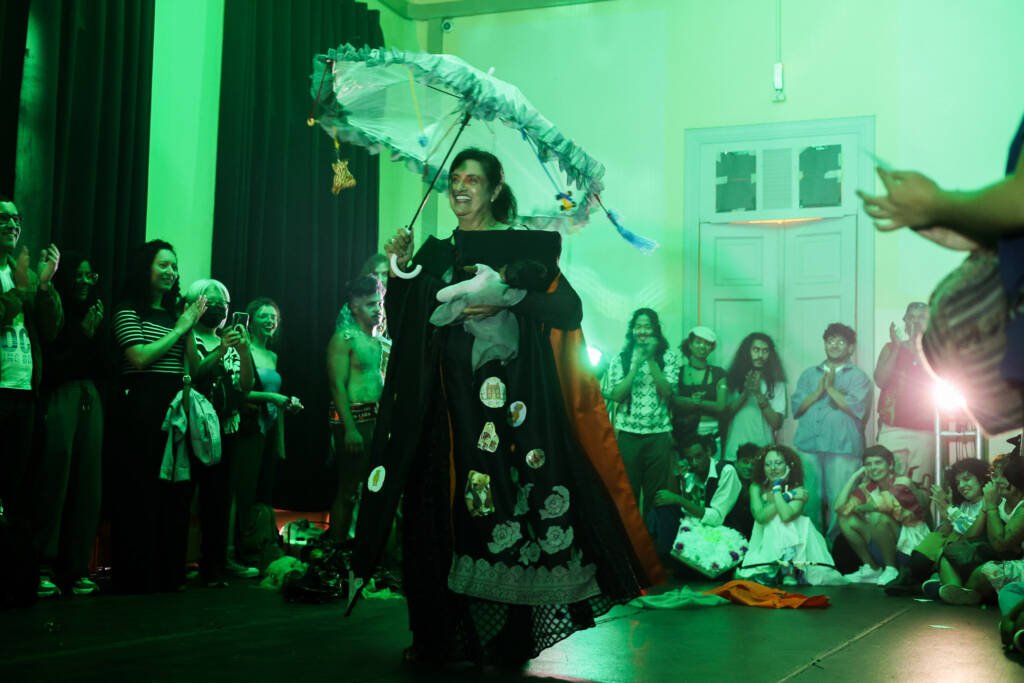 Itinerâncias Performáticas e Bailão da Iluminação na Festa do Saci, unidade Brás da SP Escola de Teatro. (07/11/2025). | Foto: Clara Silva