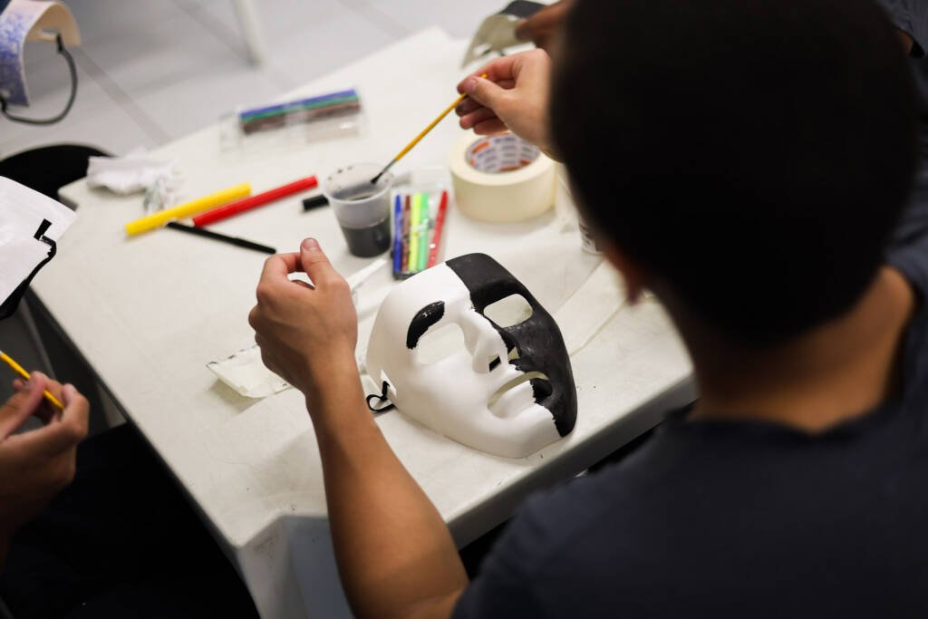 Oficina de teatro na Fundação Casa Rio Tâmisa, a partir da contrapartida dos alunos bolsistas do Programa Oportunidades. (18/11/2025). | Foto: Clara Silva.