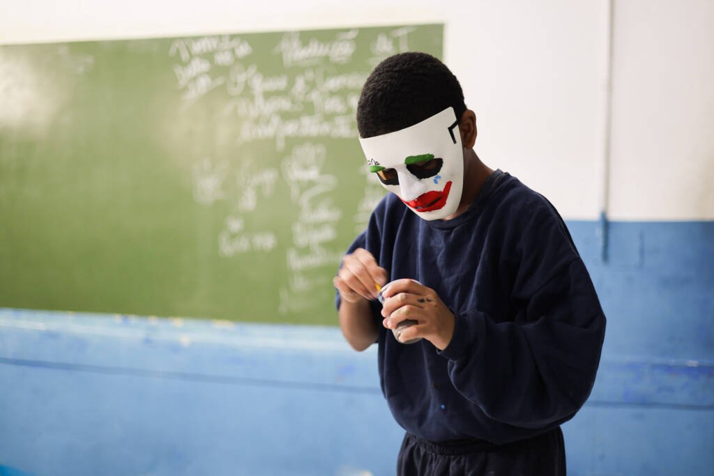Oficina de teatro na Fundação Casa Rio Tâmisa, a partir da contrapartida dos alunos bolsistas do Programa Oportunidades. (18/11/2025). | Foto: Clara Silva.