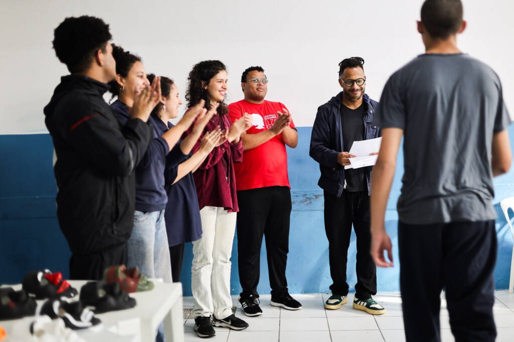 Oficina de teatro na Fundação Casa Rio Tâmisa, a partir da contrapartida dos alunos bolsistas do Programa Oportunidades. (18/11/2025). | Foto: Clara Silva.