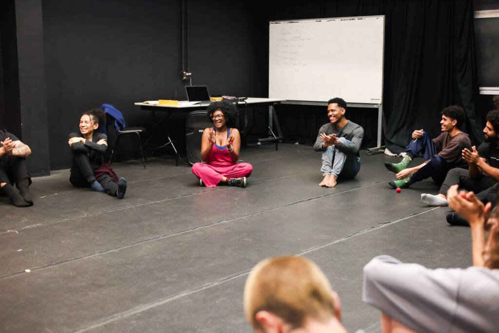 Aula do curso "O Corpo Cômico: Circo, Mímica e Comicidades" com Ana Luiza Bellacosta e Elisa Carneiro, na sede Roosevelt da SP Escola de Teatro. (28/10/2025). | Foto: Clara Silva