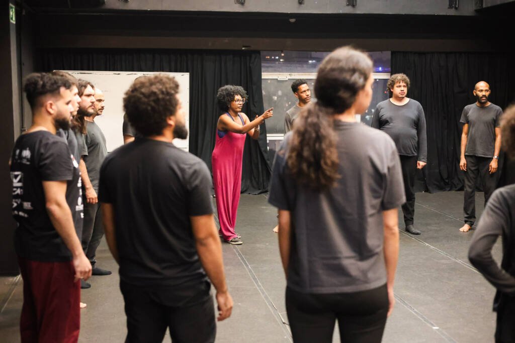 Aula do curso "O Corpo Cômico: Circo, Mímica e Comicidades" com Ana Luiza Bellacosta e Elisa Carneiro, na sede Roosevelt da SP Escola de Teatro. (28/10/2025). | Foto: Clara Silva
