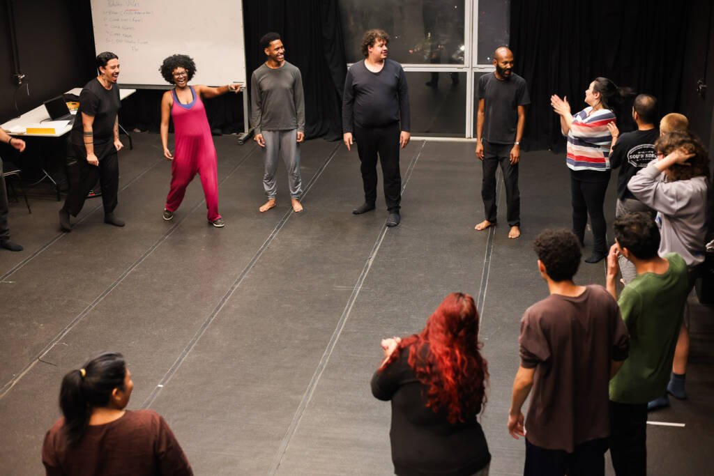 Aula do curso "O Corpo Cômico: Circo, Mímica e Comicidades" com Ana Luiza Bellacosta e Elisa Carneiro, na sede Roosevelt da SP Escola de Teatro. (28/10/2025). | Foto: Clara Silva