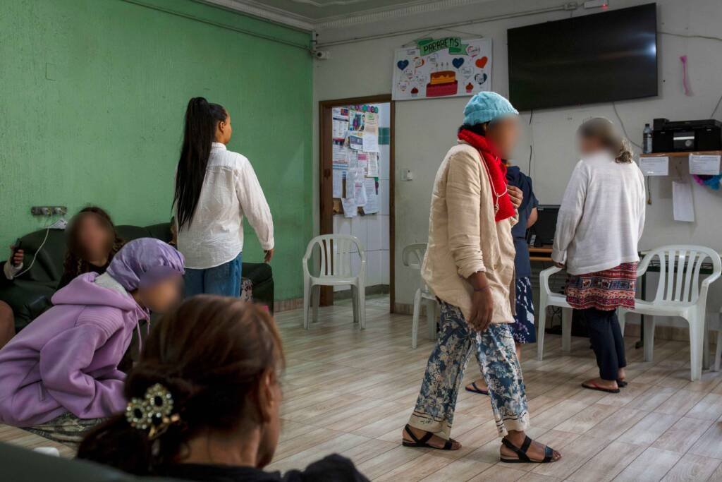 Oficina de Teatro no Centro De Acolhimento Para Mulheres Marta e Maria, a partir da contrapartida dos alunos bolsistas do Programa Oportunidades. Outubro de 2025. | Foto: Rodrigo Reis.