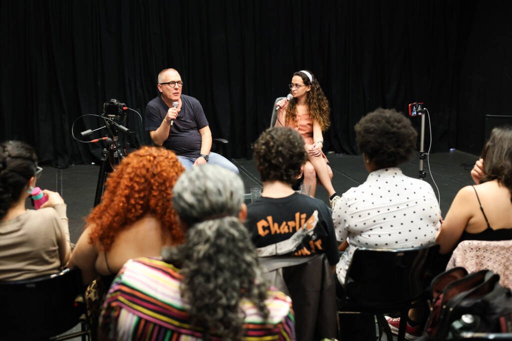Palestra de Robert Schuster na SP Escola de Teatro. (13/11/2025). | Foto: Clara Silva