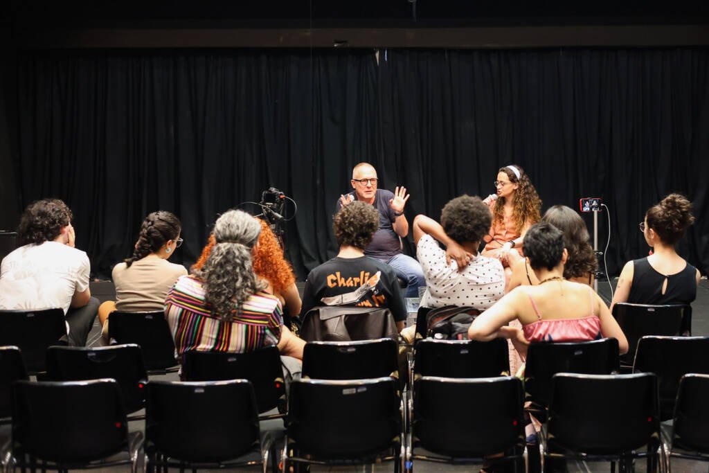 Palestra de Robert Schuster na SP Escola de Teatro. (13/11/2025). | Foto: Clara Silva