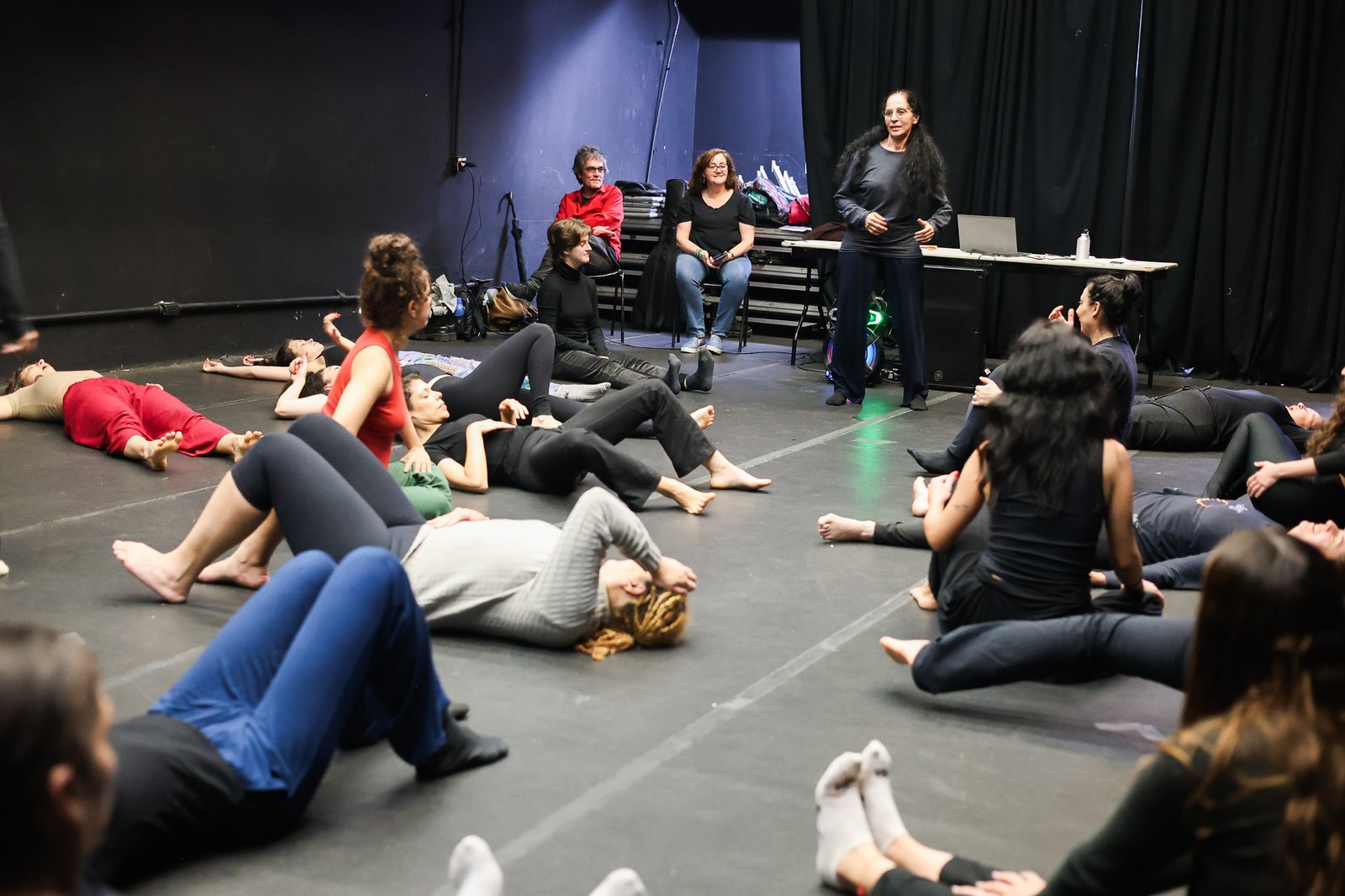 Oficina de Atuação "Projeto Clarice" com grupo Garagem 21, na sede Roosevelt da SP Escola de Teatro. (28/10/2025). | Foto: Clara Silva