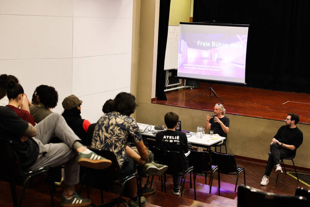 Aula com Till de Lüte, do Freie Buhne Jena, na SP Escola de Teatro. (12/11/2025). | Foto: Clara Silva