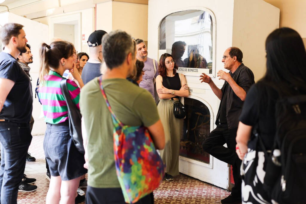 Visita a sede Brás da SP Escola de Teatro e conversa com o cenógrafo J.C. Serroni. (18/11/2025). | Foto: Clara Silva.