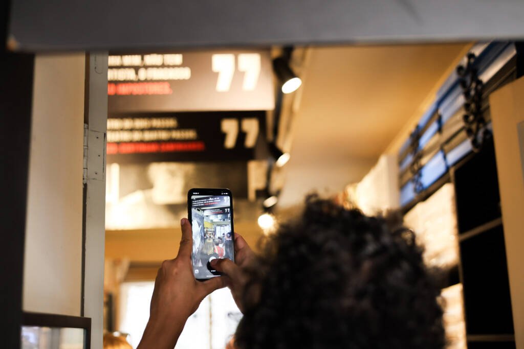 Visita a sede Brás da SP Escola de Teatro e conversa com o cenógrafo J.C. Serroni. (18/11/2025). | Foto: Clara Silva.