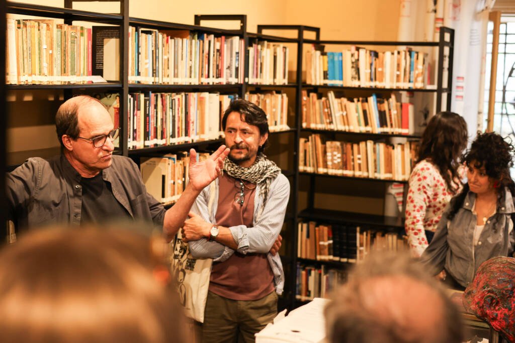 Visita a sede Brás da SP Escola de Teatro e conversa com o cenógrafo J.C. Serroni. (18/11/2025). | Foto: Clara Silva.
