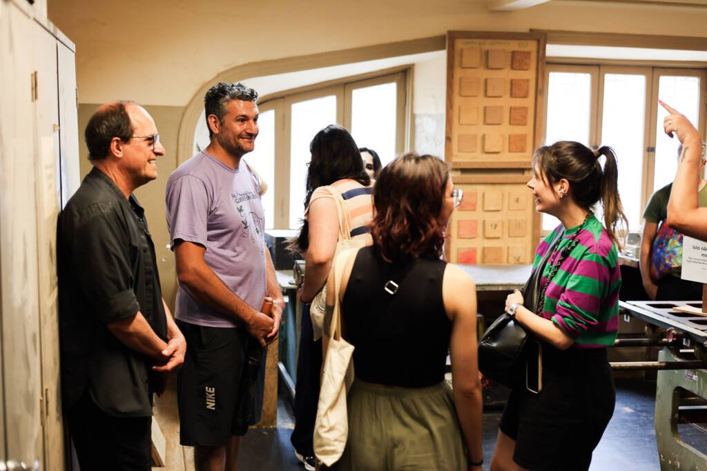 Visita a sede Brás da SP Escola de Teatro e conversa com o cenógrafo J.C. Serroni. (18/11/2025). | Foto: Clara Silva.