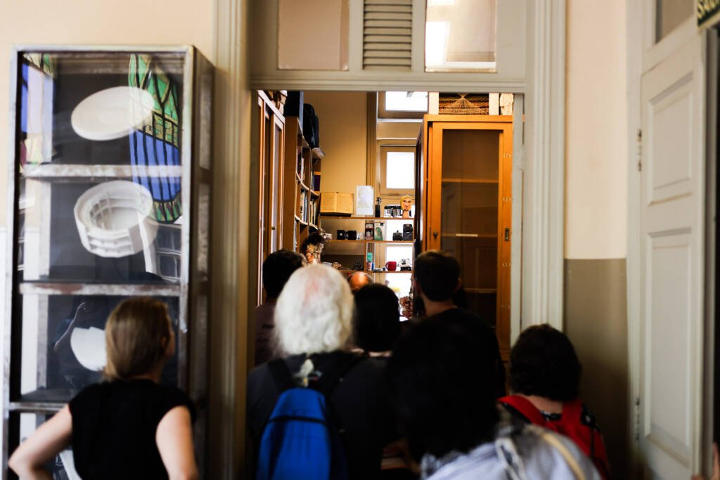 Visita a sede Brás da SP Escola de Teatro e conversa com o cenógrafo J.C. Serroni. (18/11/2025). | Foto: Clara Silva.