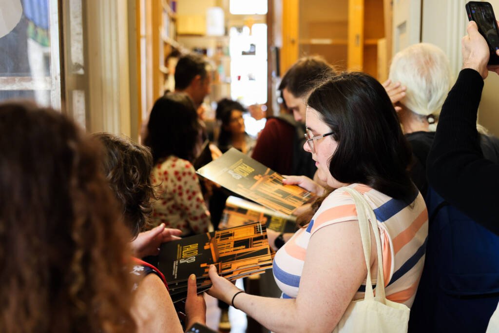 Visita a sede Brás da SP Escola de Teatro e conversa com o cenógrafo J.C. Serroni. (18/11/2025). | Foto: Clara Silva.