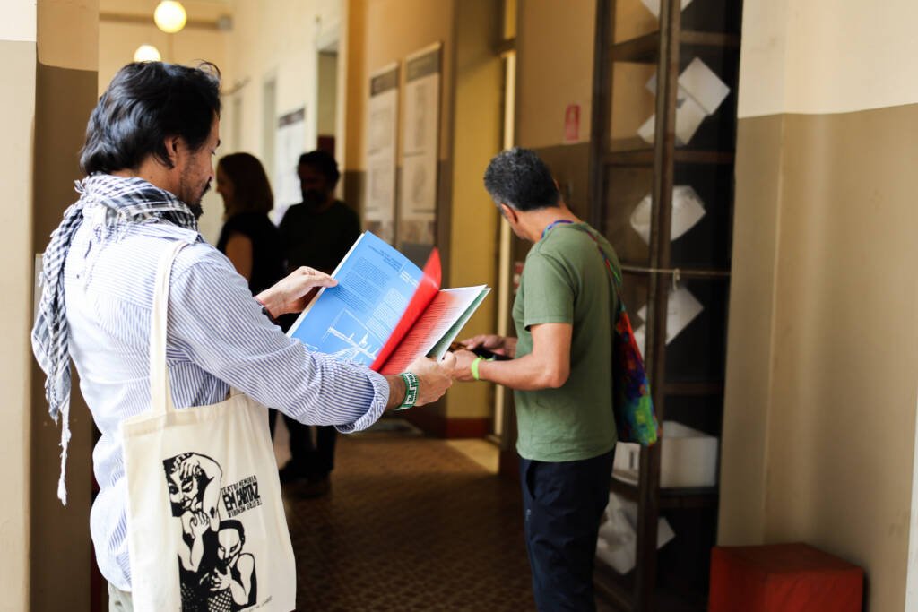 Visita a sede Brás da SP Escola de Teatro e conversa com o cenógrafo J.C. Serroni. (18/11/2025). | Foto: Clara Silva.